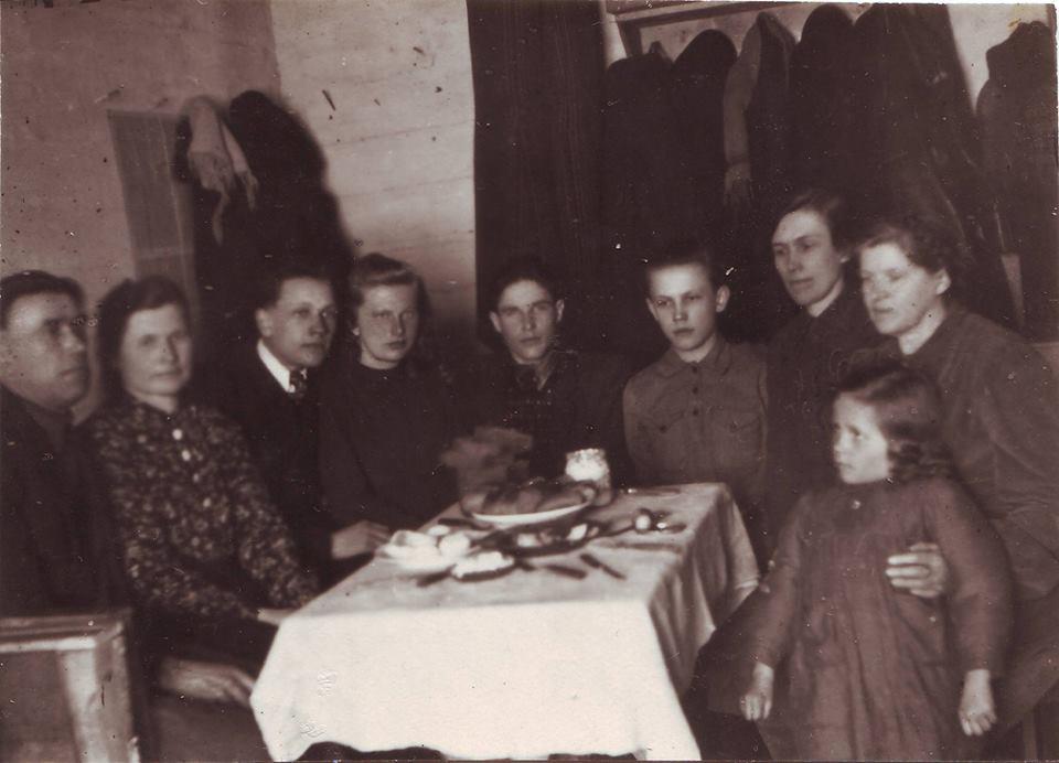 Ttremtiniai iš VilkijosVorkutoje švenčia Velykas 1950 m. Foto išsaugojo Ona Gervinskienė