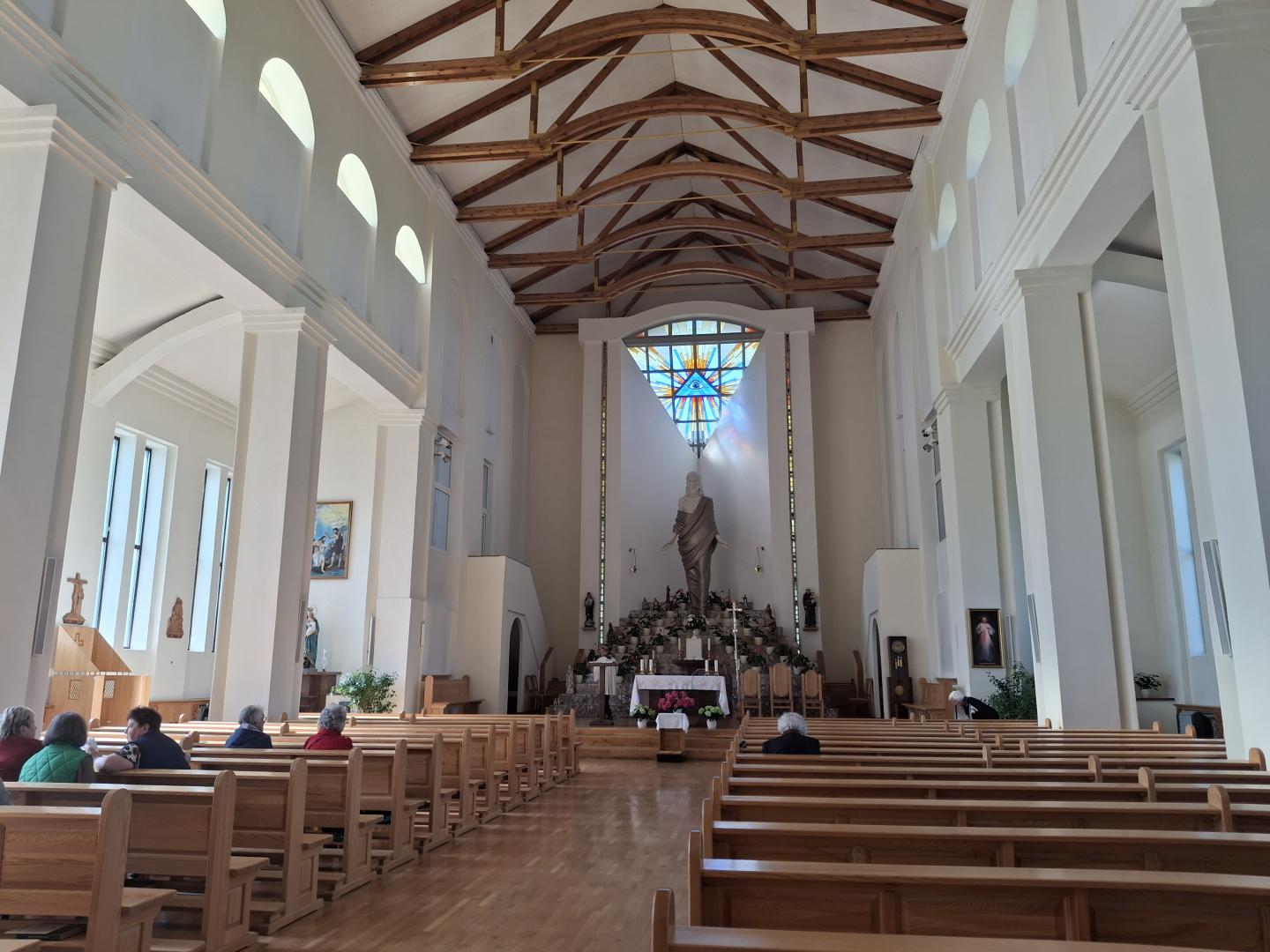 Šiuolaikiškas bažnyčos vidus.