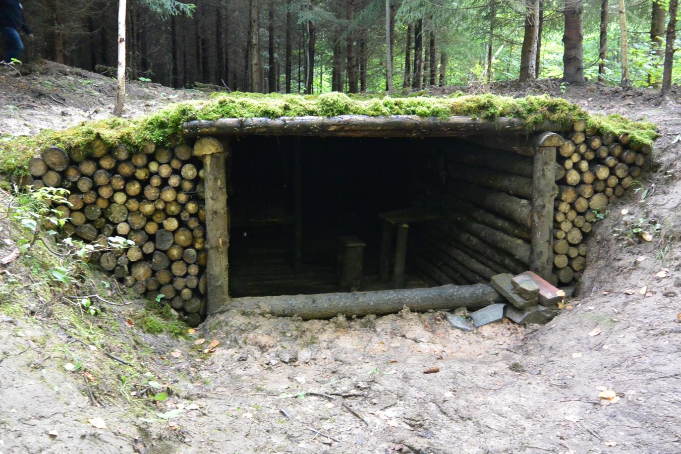 Šis  yra pirmas iš trijų šlaitinių bunkerių. Šitas pats mažiausias, trečiasis, kurį kone supa upelis, yra ant šlaito viršaus. Jis maždaug triskart didesnis nei šis