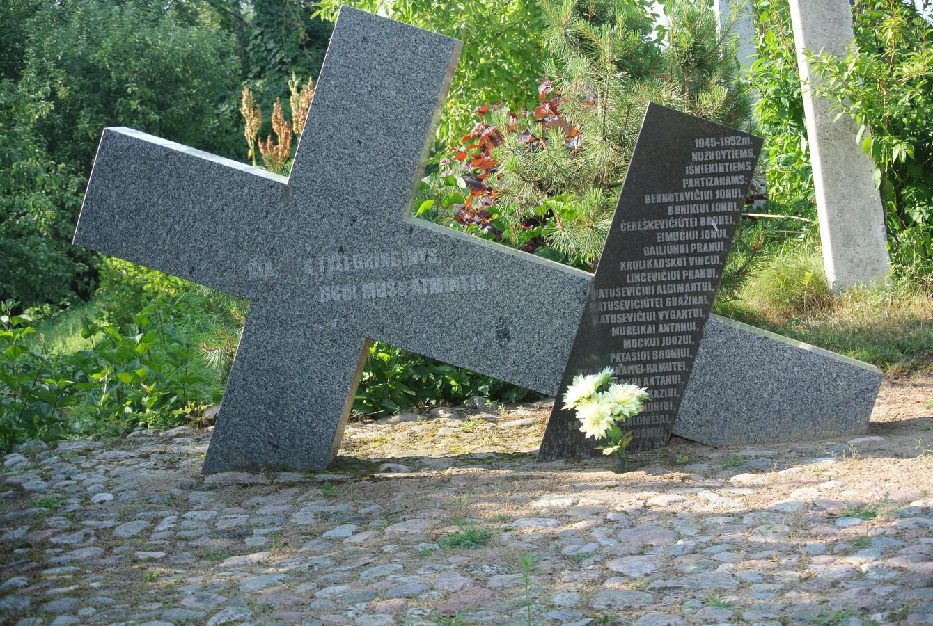 Sovietinė valdžia 1940–1941 m. ir 1944–1953 m. iš Kriūkų apylinkės ištrėmė 260 žmonių. Nacių okupacinės administracijos įsakymu 1941 m. nužudyta apie 80 miestelio žydų. Vyrai sušaudyti prie Šakių, moterys ir vaikai – prie Zapyškio.