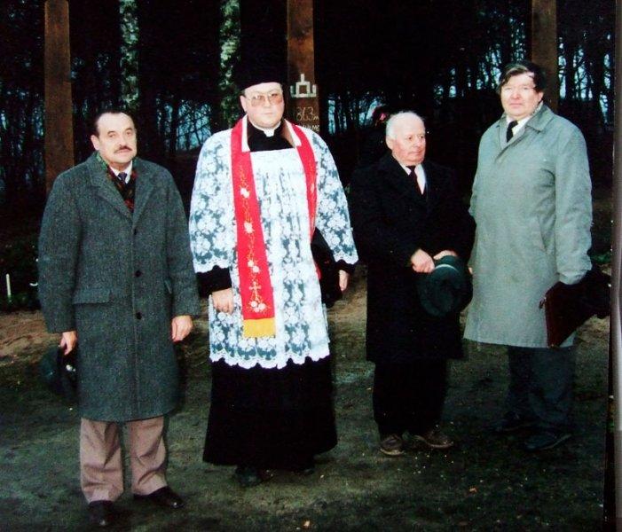 Iš kairės Juozas laimutis, Klebonas VirginijusLenktaitis, Petras Kačiulis, Pranas Mikalauskas
