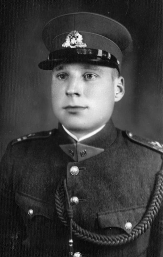 Antanas Bartaševičius (Dalios tėvas), Lietuvos kariuomenės žvalgybos skyriaus karininkas.(Apie 1933m.)  