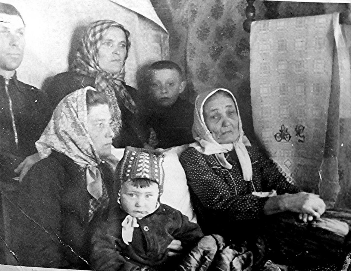 Sesės Aleksandra ir Uršulė paskutinėmis dienomis su mama Grajauskiene . Mažiausias Juozas Jaras dešinėje Albinas Jaras ir Kairiame kampe Stanislovas Jaras 1953 m.