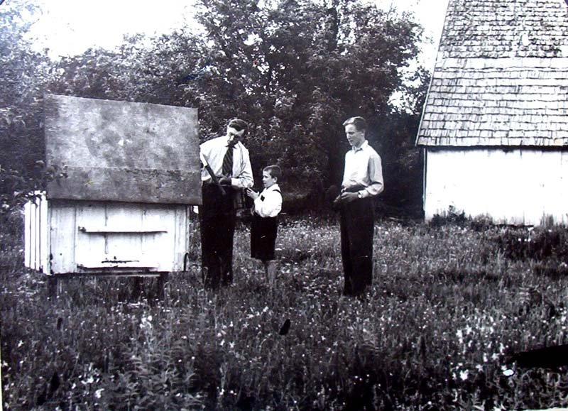 Daugužių kaimas. 1964 m. Tėvas ir broliai Jarai