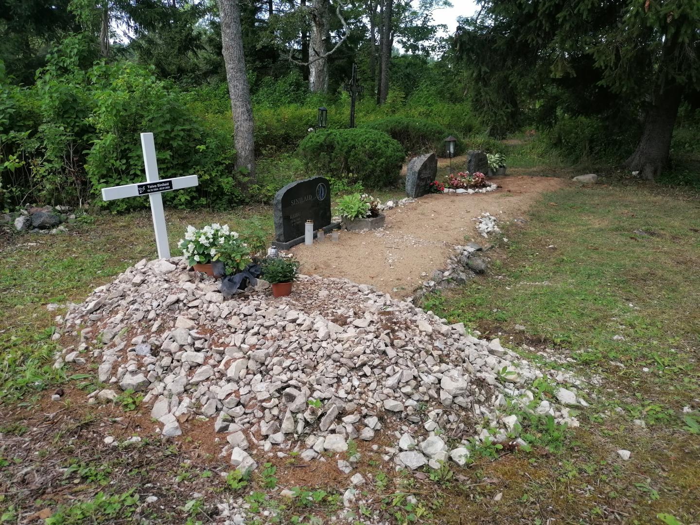 Hiumos salos bažnyčia su kapinėmis